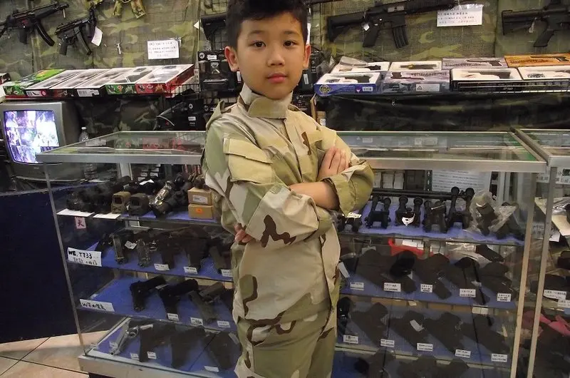 Камуфляжный комплект одежды для детей кардиган в стиле милитари игрушка