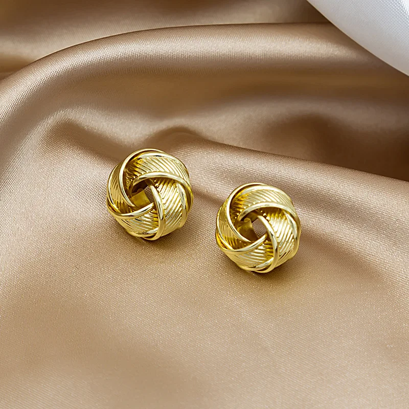 

Cold wind earrings for women triangle interwoven pattern earrings European and American personality simple earrings