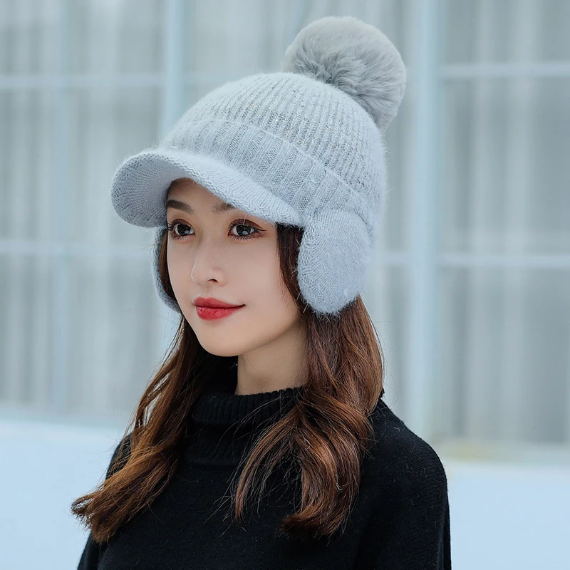 Женская зимняя шапка с ушами теплая вязаная козырьком мягкая удобная модная