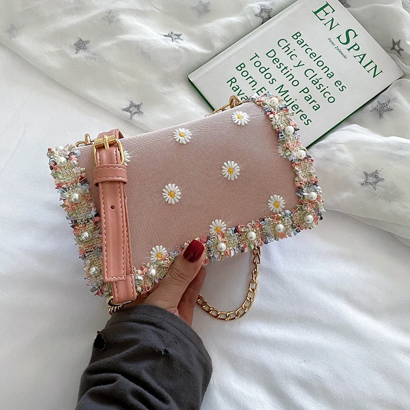 Сумка на плечо женская с жемчужной цепочкой вечерняя сумочка-конверт для