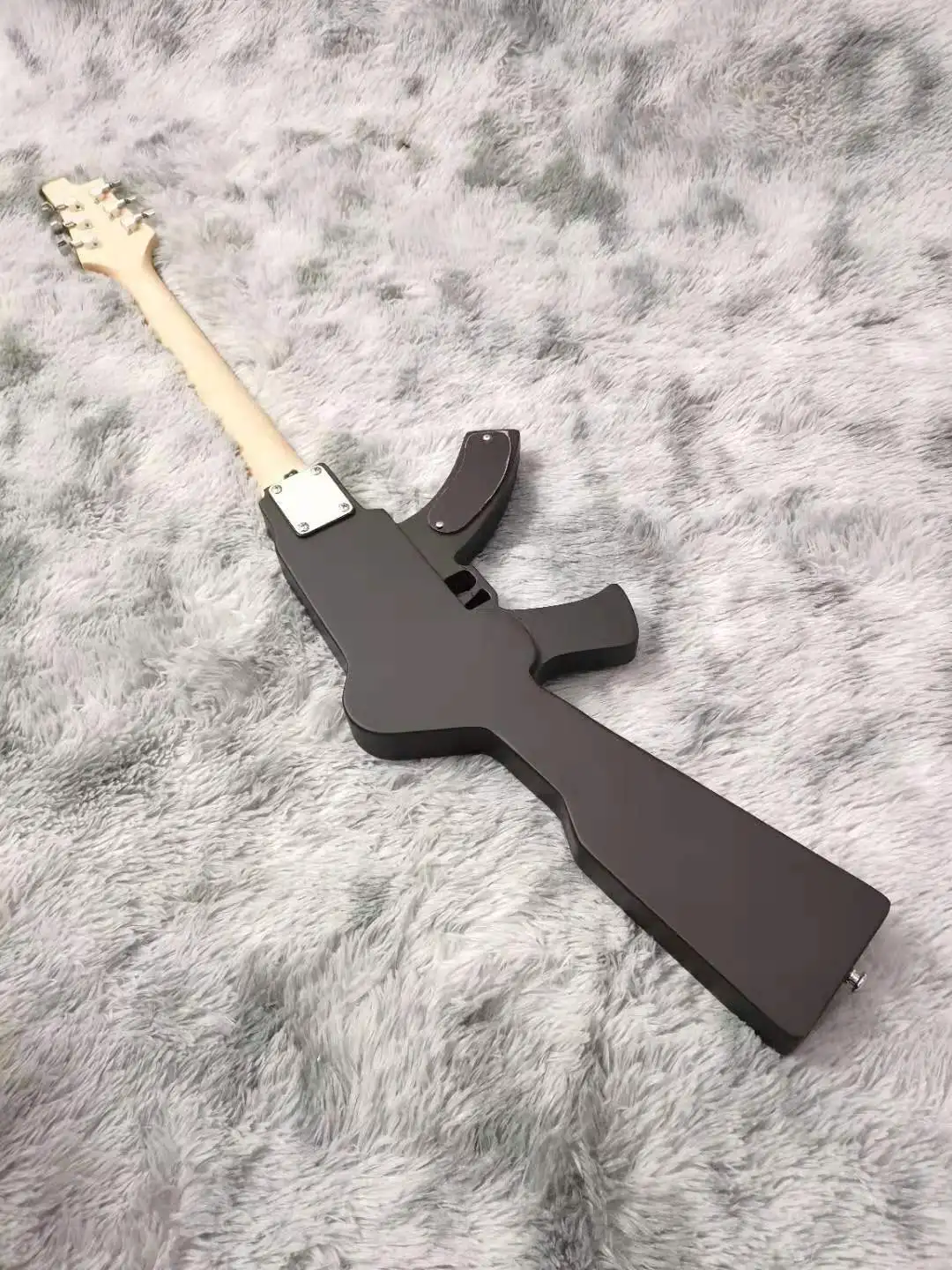 Бесплатная доставка 6-струнная Электрогитара AK47 gun матовая черная настраиваемая