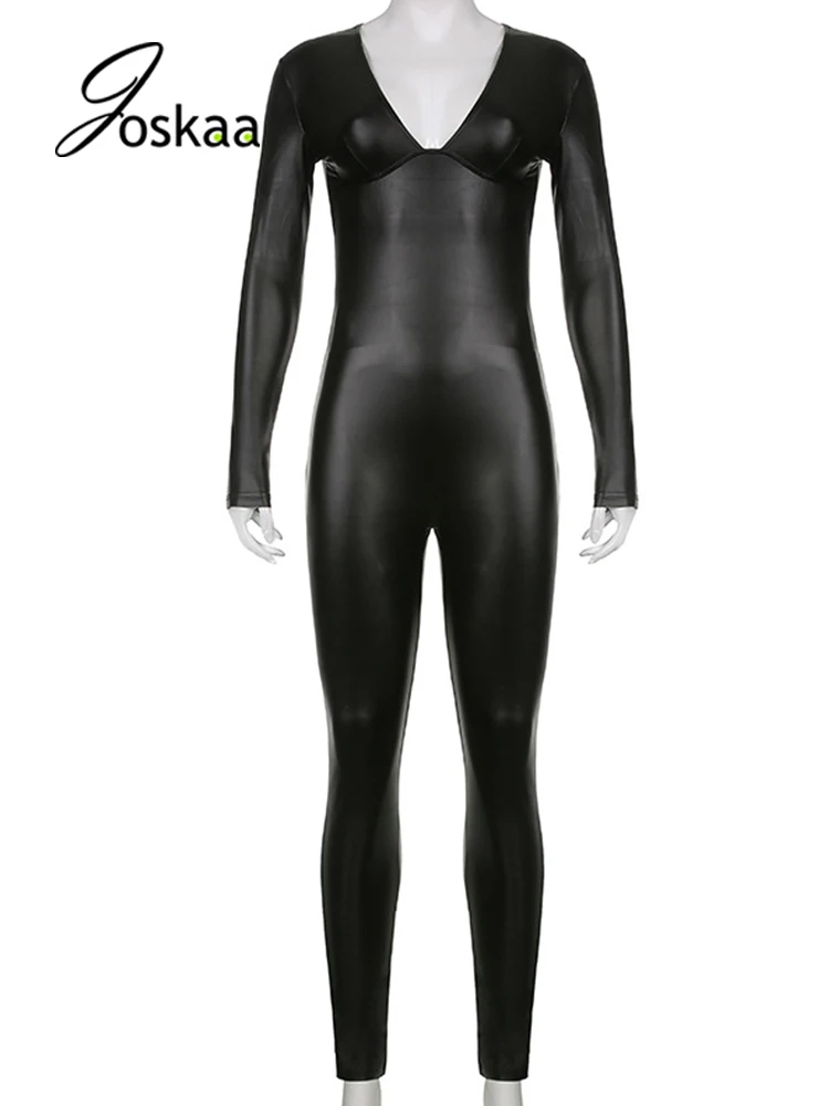 Женский комбинезон на молнии Joskaa черный из искусственной кожи с v-образным