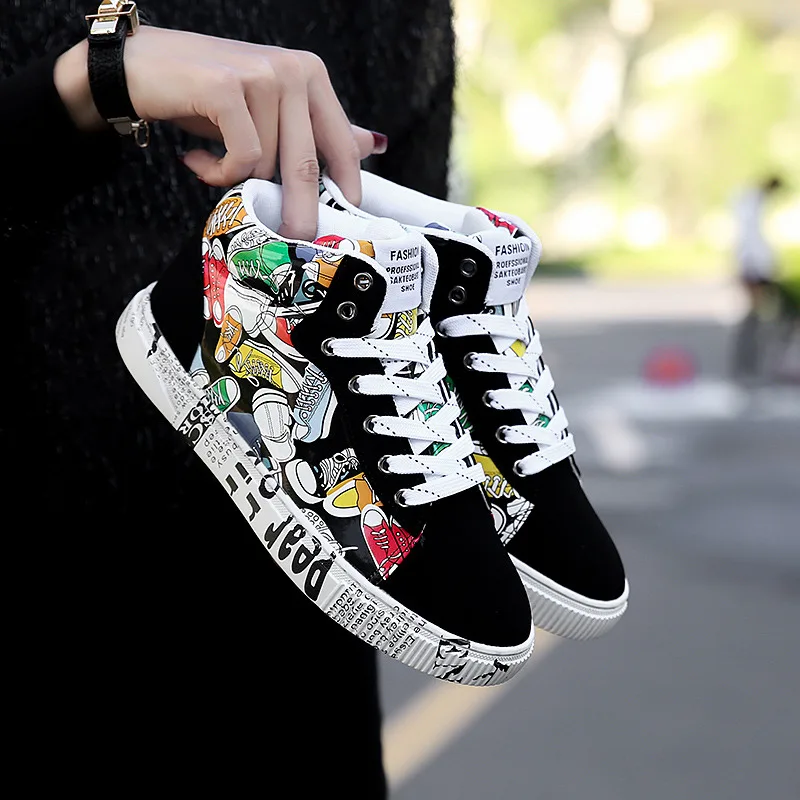 

Fashion Colorful Skateboarding Shoes Graffiti Men Sneakers Light Weight Comfortable Couple Canvas Shoes Casual Zapatos De Hombre