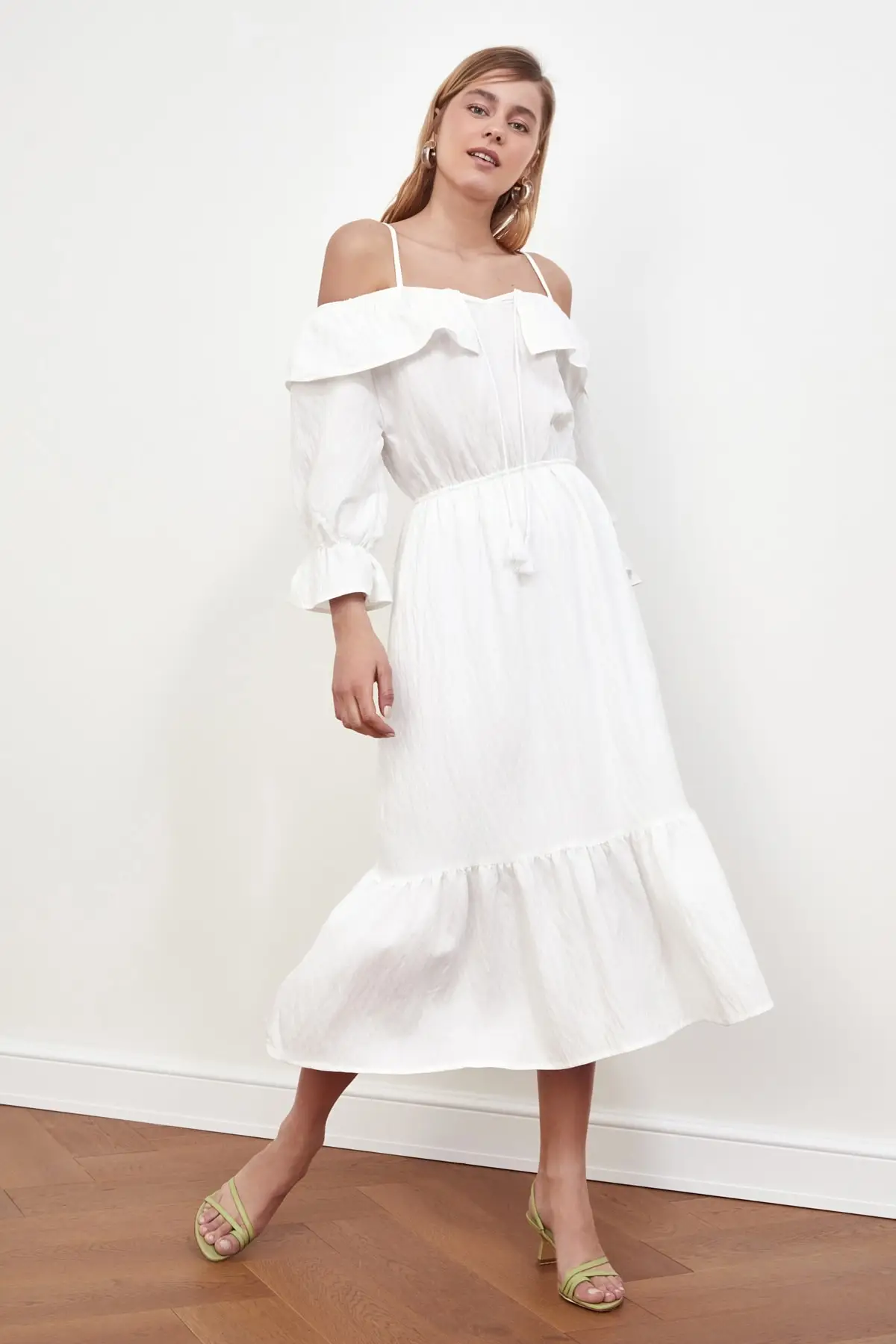 

Платье с воротником-стойкой