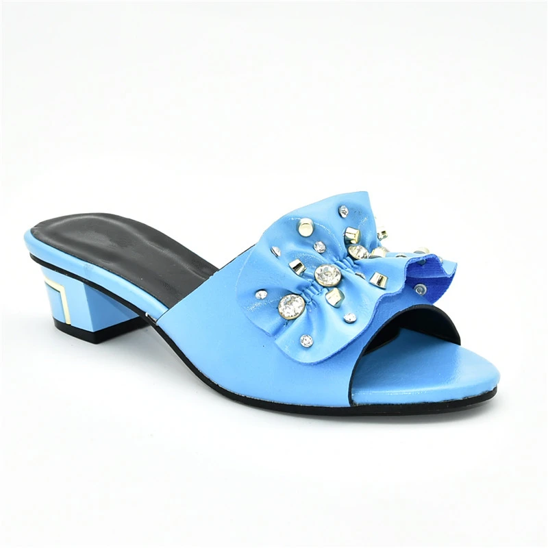 Новейшая модная весенняя обувь Женские туфли на платформе без застежки низком