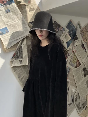 

The neckline is irregular velvet temperament dress winter new style small black skirt loose medium-length skirt