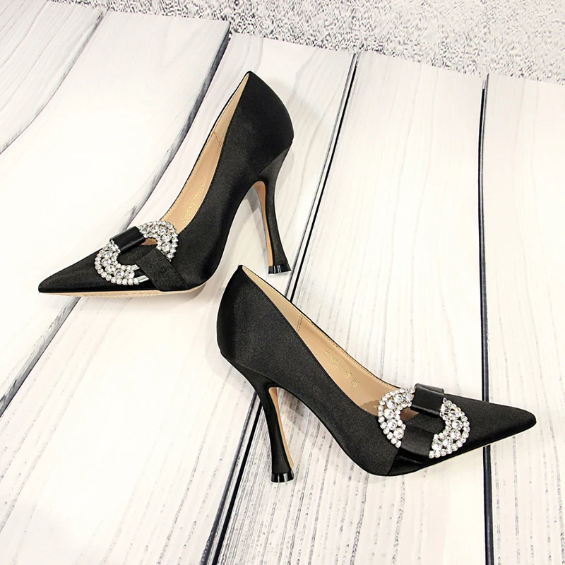 

Ms. pointed stiletto heels satin rhinestone buckle single shoes 2019 spring and autumn new shallow mouth women's shoes