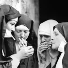 Черно-белый плакат с винтажными фотографиями курительных монахин, забавная настенная Картина на холсте, картина, необычный декор для комнаты и дома