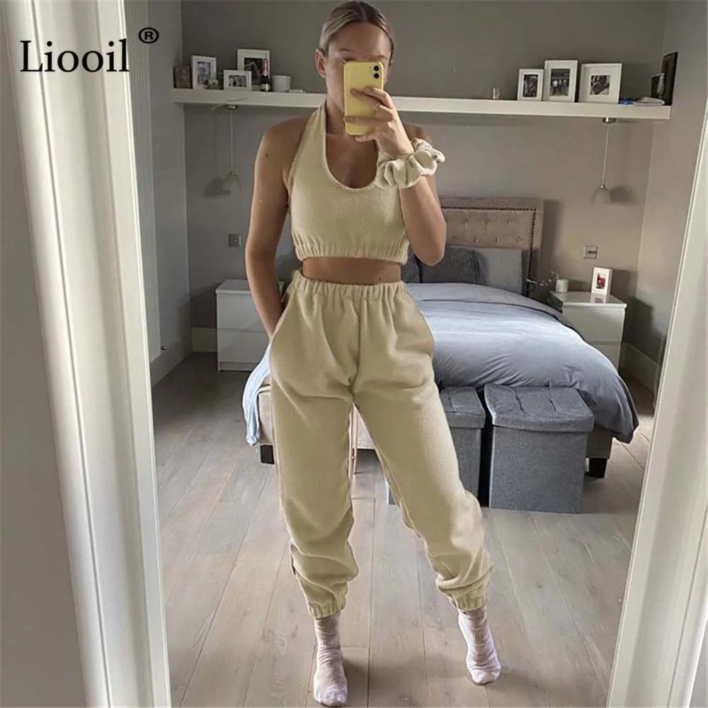 

Комплект Спортивный женский из двух предметов, майка с лямкой на шее и штаны с карманами и открытой спиной, для бега, осень 2021