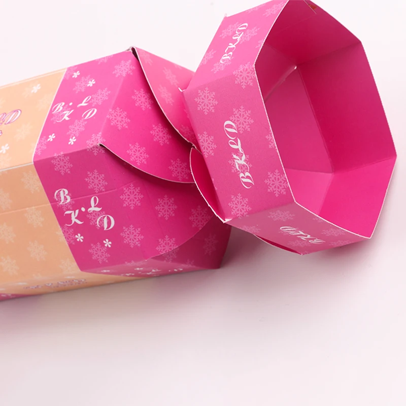 Ярко-розовый бумажный подарок на Рождество Милая подарочная коробка в форме