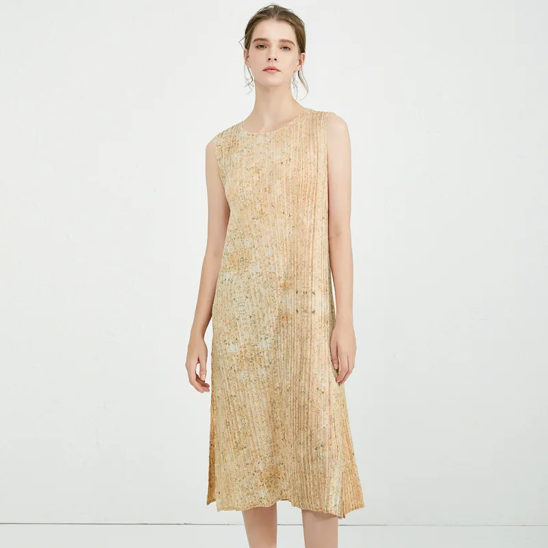 Платье женское Плиссированное средней длины с круглым вырезом без рукавов |