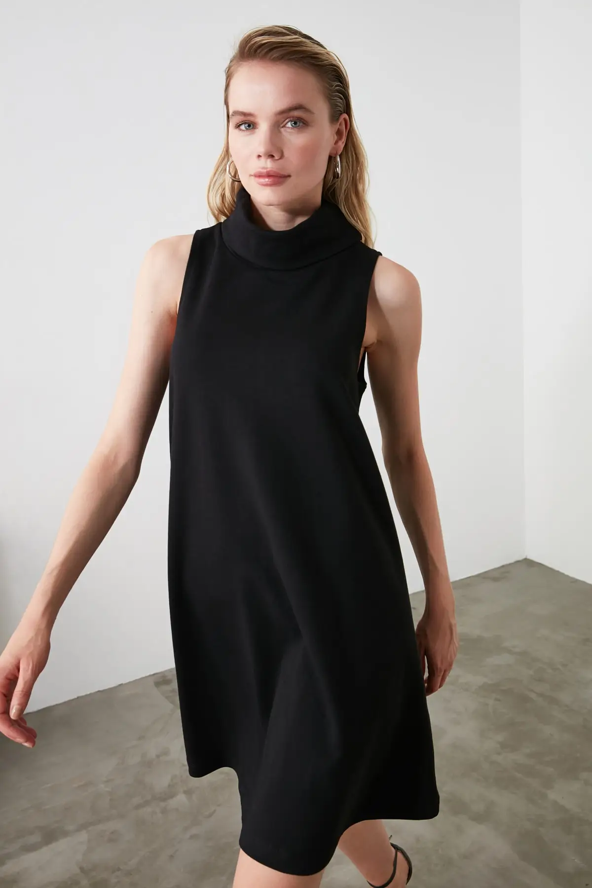 Трикотажное платье с воротником | Женская одежда