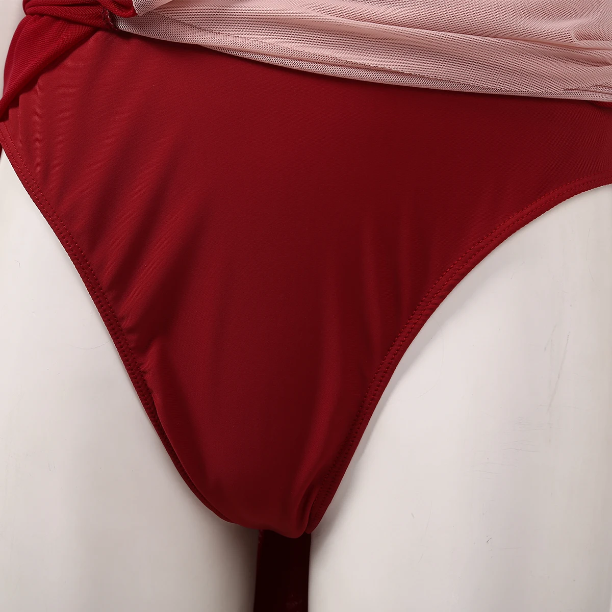 Женский костюм без рукавов в сеточку контрастных цветов |