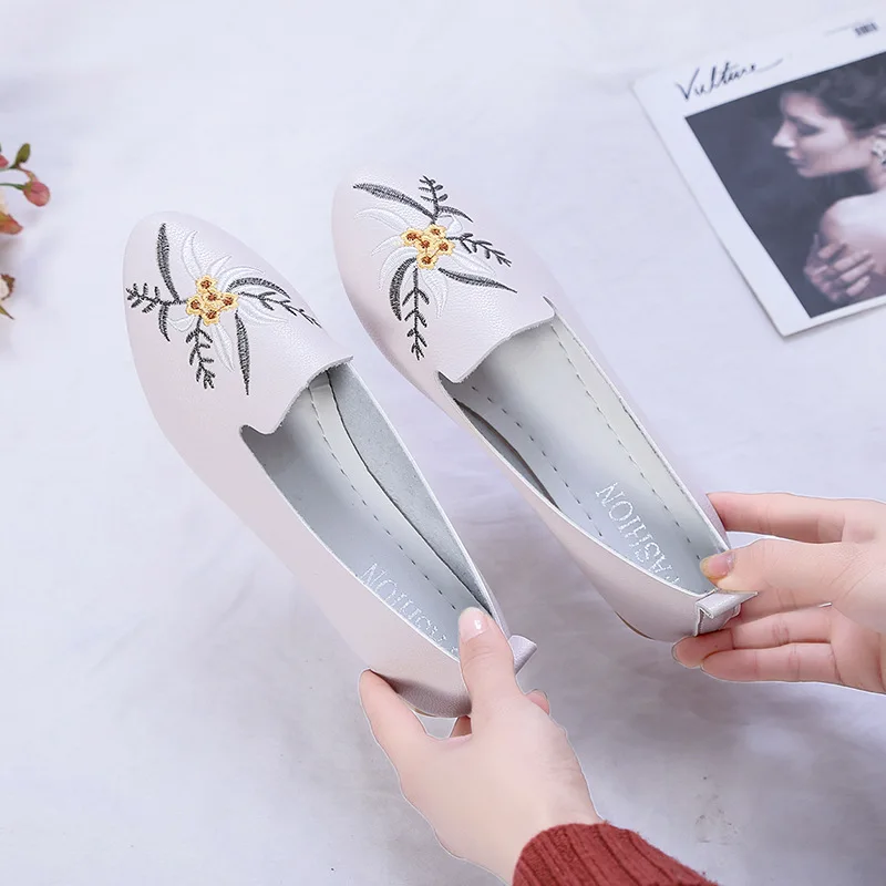 2020 Spring and Autumn Women Shallow Mouth Flats Shoes Printed Daily Shoes Women's Embroidery Casual Small Leather Shoes Loafers