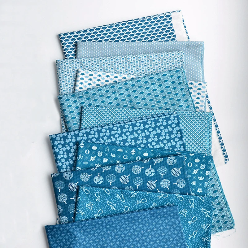 Ткань хлопковая с геометрическим узором и волнистыми голубыми цветами вишни для