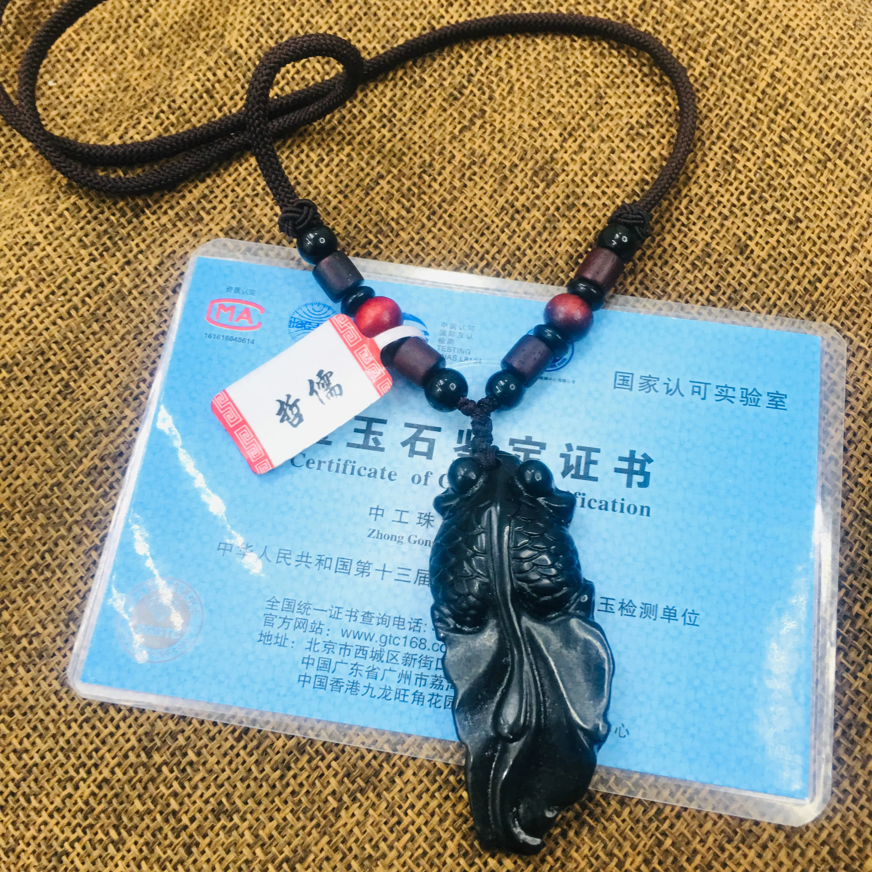 Ожерелье с подвеской в виде золотой рыбки ручной работы из натурального черного