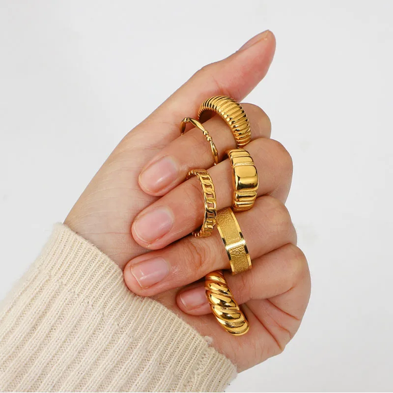 

Amaiyllis 18K Gold Croissant Ring Stripe Carved Chunky Chunky Rings Punk Boho Statement Hip Hop Ring For Lovers Jewelry