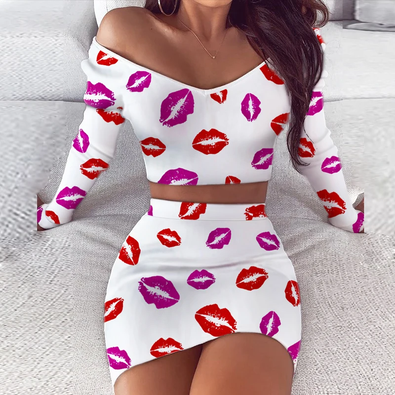 Женское трикотажное мини платье в полоску элегантное мягкое летнее с V образным