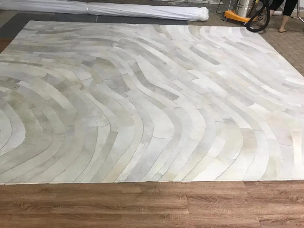 Дизайнерский бежевый коврик Radian с изображением ворса и серой коровьей шкуры