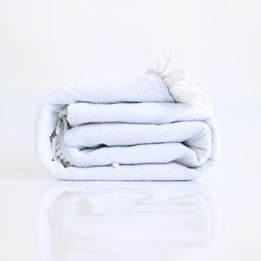 Черное летнее круглое пляжное полотенце с надписью дикий свободный спирт банные