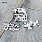 XEDZ 2021 Новый мультяшный с гравировкой текста доверие Врачи Медсестры в движении эмалевый кулон инъекция стетоскоп значок ювелирный подарок