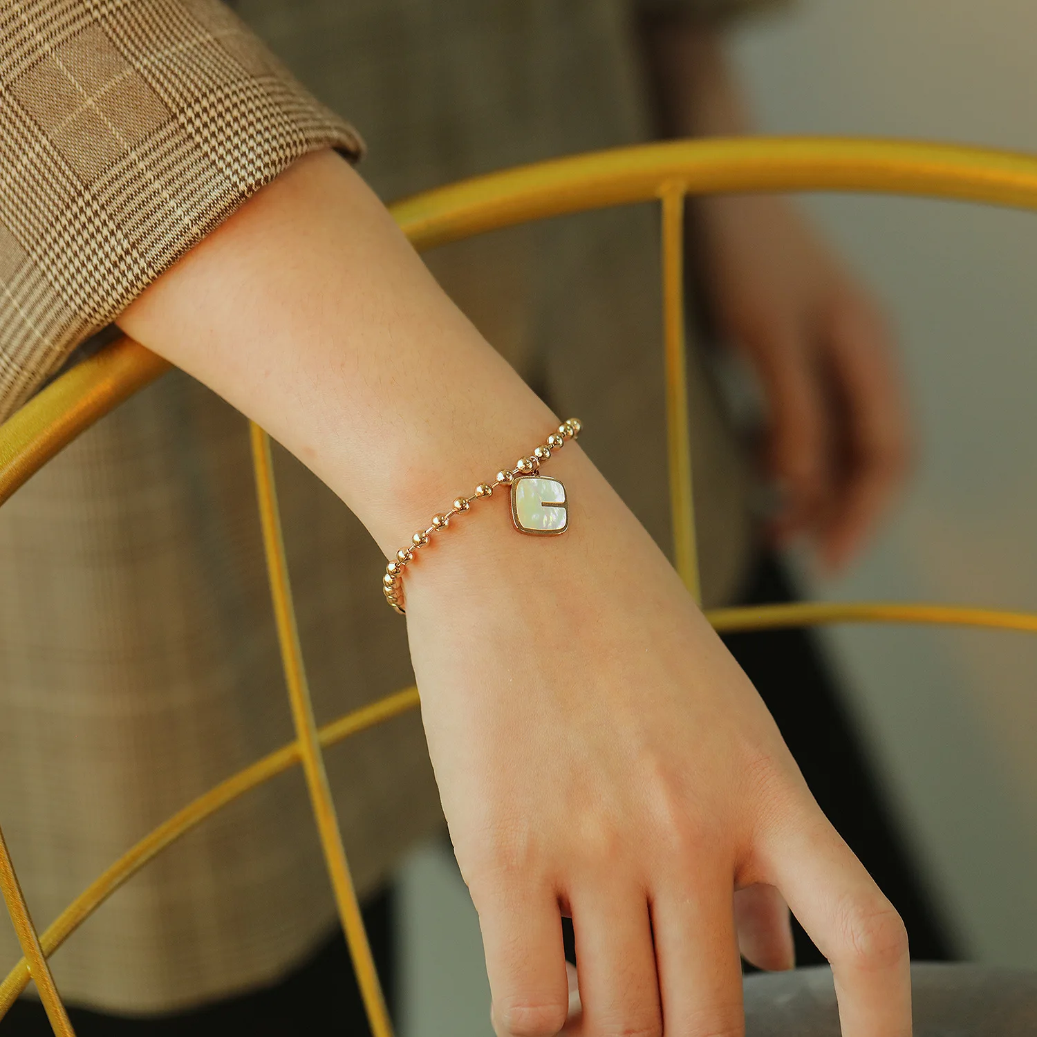 

V-477 Ladies New Round Bead Titanium Steel Mother Shell Bracelet Personalized Square Jewelry Wholesale