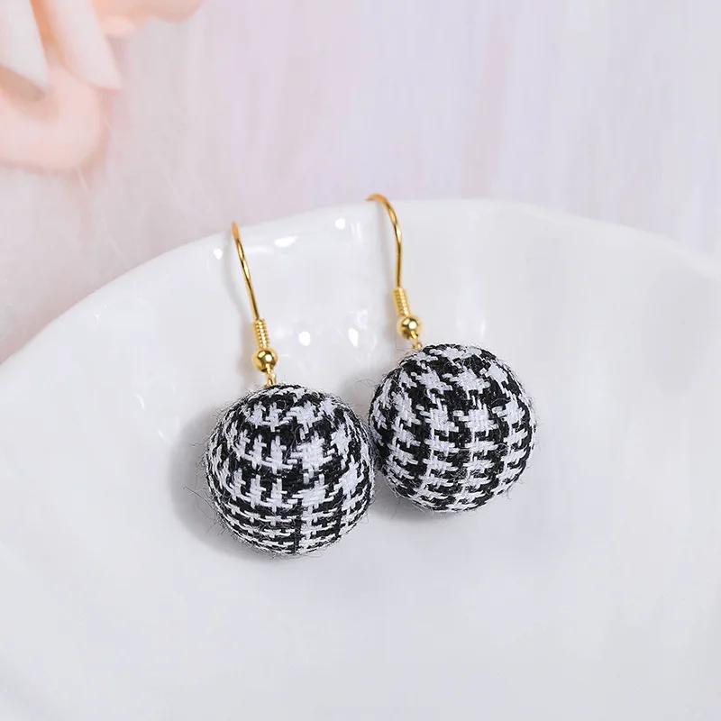 Fashion Short Drop Earrings for Women Girl Leopard Simple Hair Ball Models Dangle Earring Party Charm Jewelry Gifts Brincos - Окраска металла: PlaidBeige
