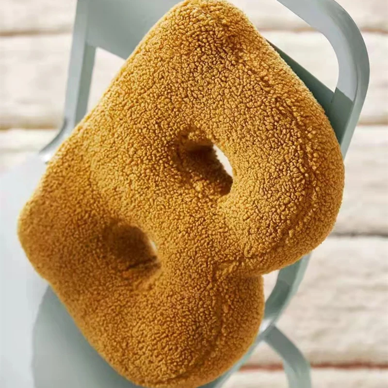 Симпатичная декоративная подушка с рисунком на английском языке для детской