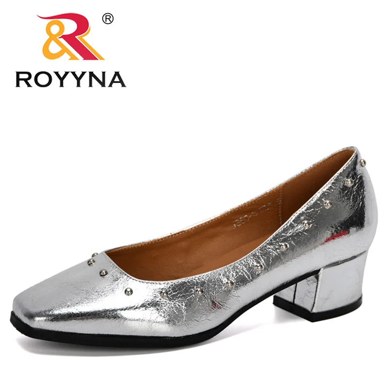 Новинка 2020 дизайнерские блестящие туфли лодочки ROYYNA на квадратном массивном