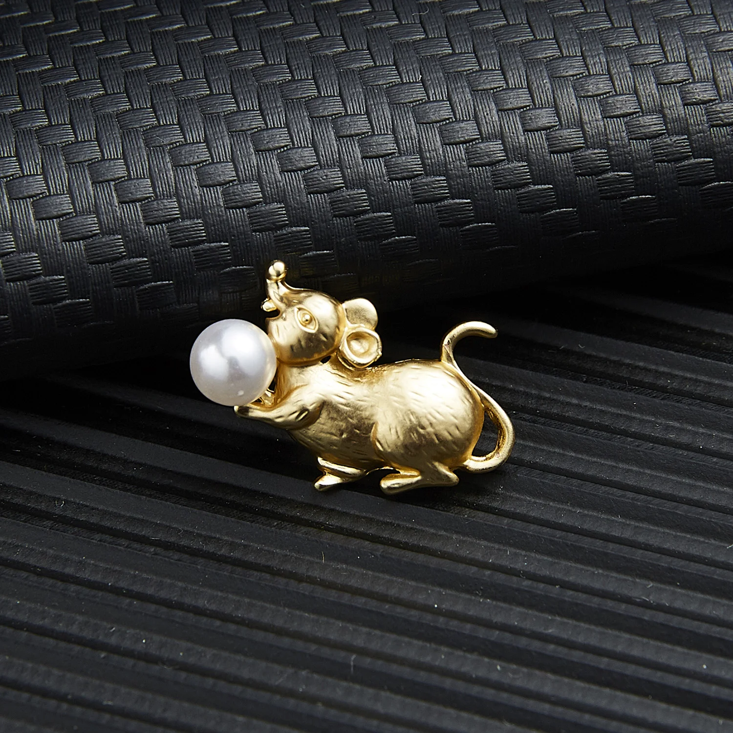 Стразы брошь в виде мыши ретро стиле большие уши прекрасный значок обнимая