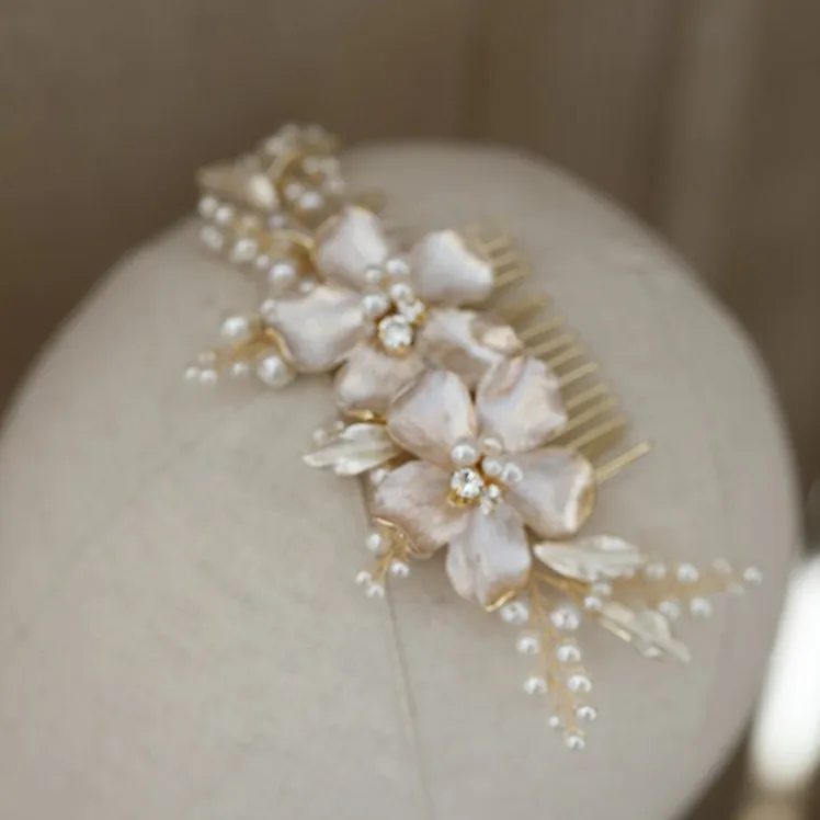 Гребень Нежный с жемчугом и цветком золотого цвета Ювелирное Украшение для волос