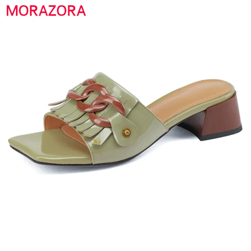 

Женские шлепанцы из лакированной кожи MORAZORA, черные повседневные Шлепанцы из лакированной кожи, с цепочкой, на квадратном каблуке