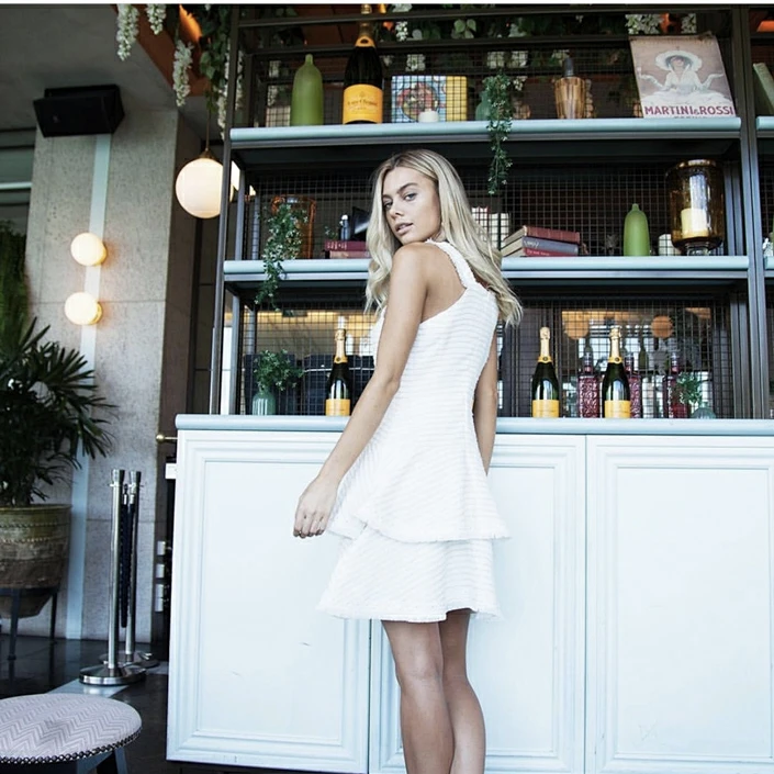 Платье из твида с оборками в несколько рядов золотым люрексом белое