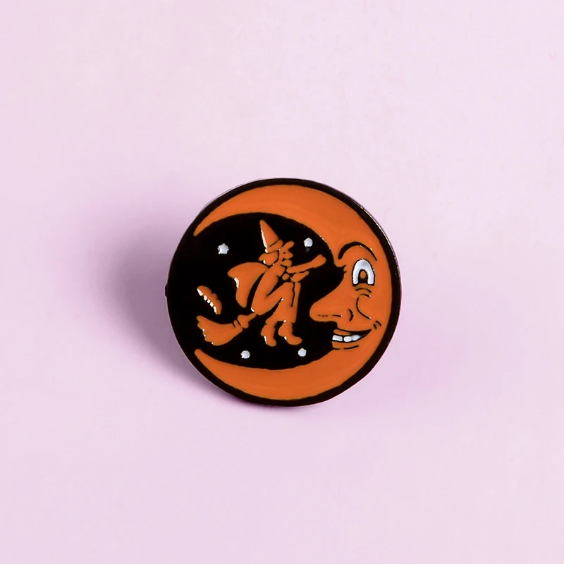 Хеллоуин улыбающаяся Луна и ведьма на метле мечтательные булавки фестиваль