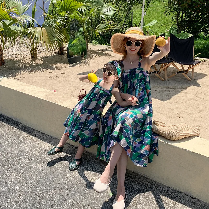 

2021 летняя одежда для мамы и дочки для родителей и детей Повседневное платье на бретельках с принтом для девочек подходящая одежда для мамы и...