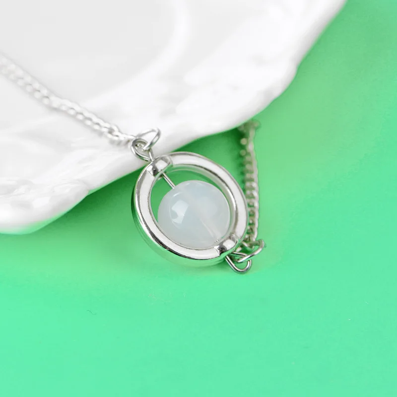 Женское ожерелье с подвеской в виде лунного камня |