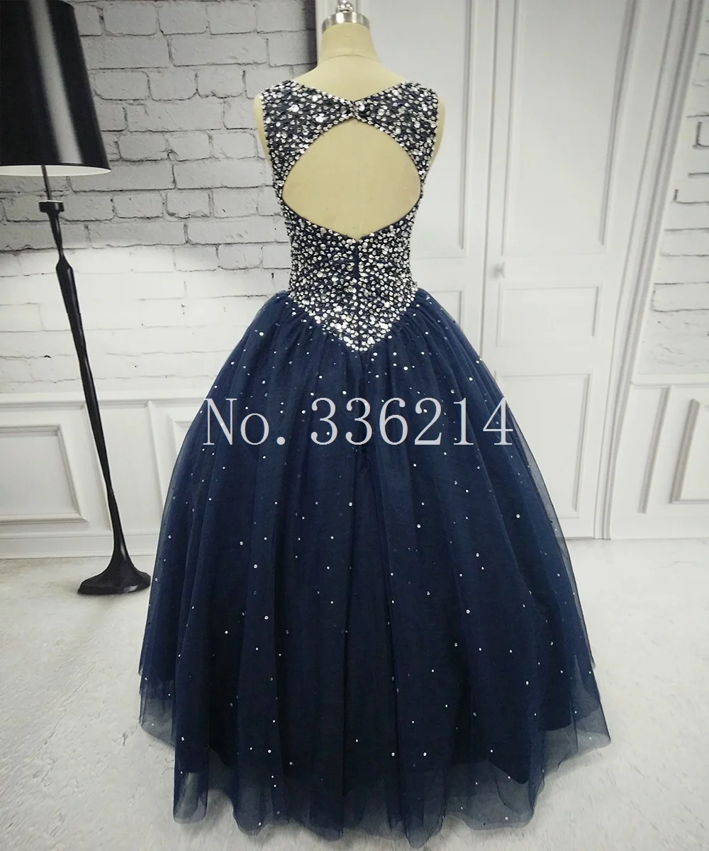 Фатиновое бальное платье с открытой спиной украшенное бусинами для 15 лет |