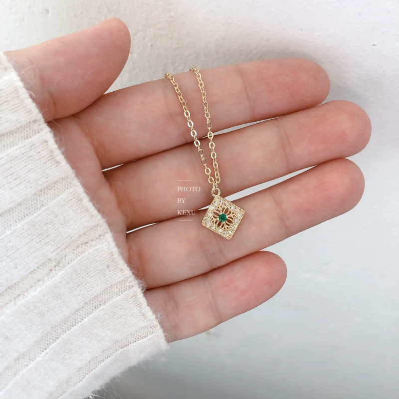 

Vintage Simple Hollow Lace Flower Diamond Plate Necklace Green Natural Freshwater Pearl Clavicle Chain Copper Gold Jewelry Women
