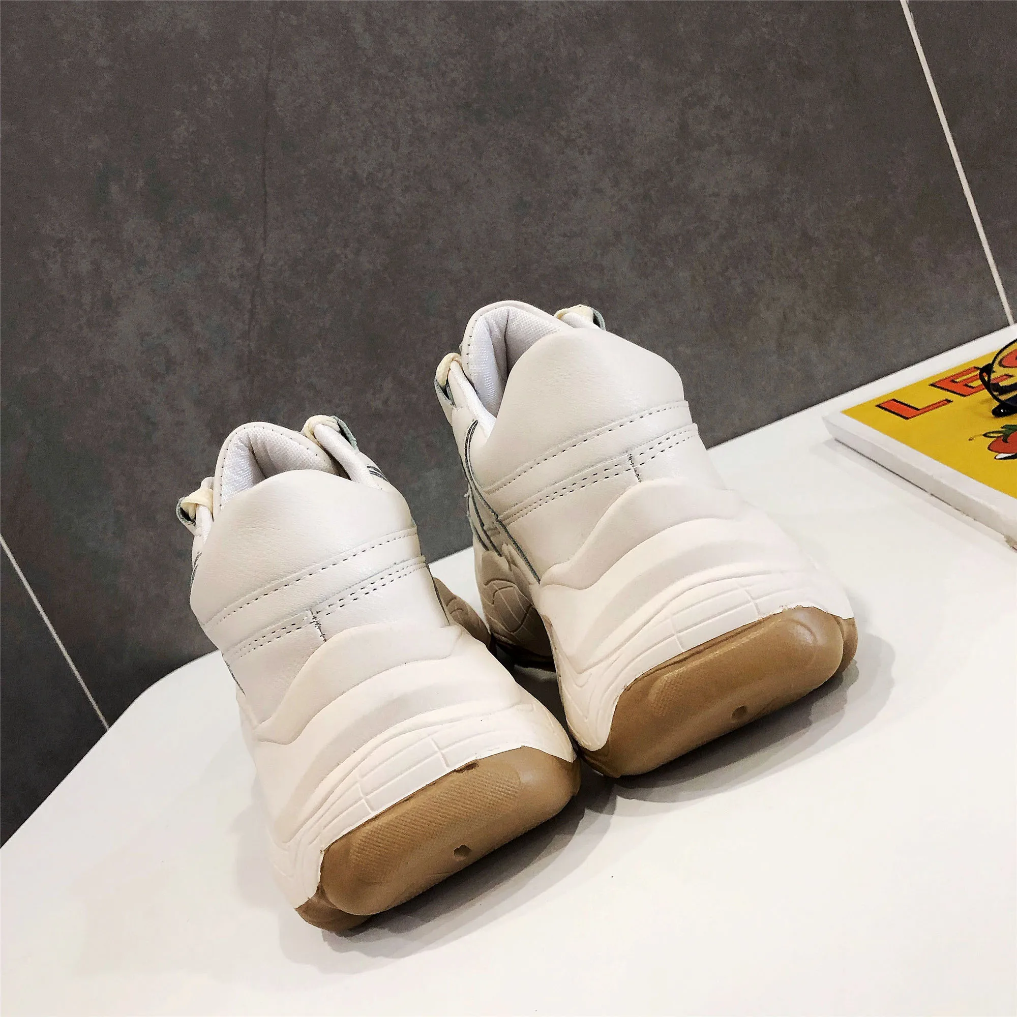 Женские кожаные кроссовки на платформе белые для тренировок повседневная обувь