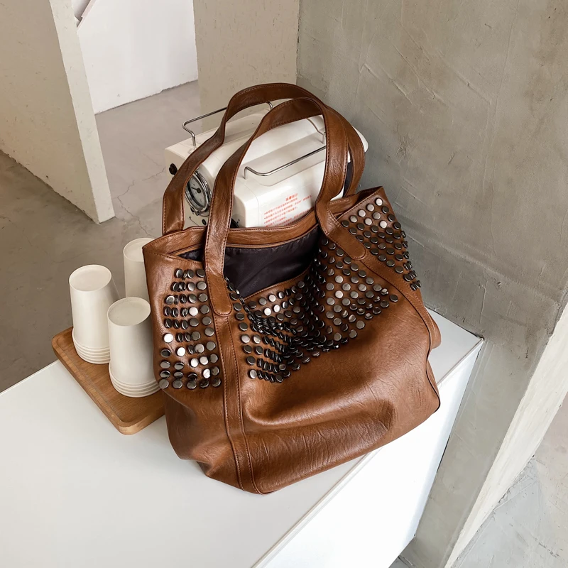 

Большая текстурированная Сумка-тоут, модные вместительные сумки с заклепками, универсальные сумки для женщин, мягкая повседневная черная с...