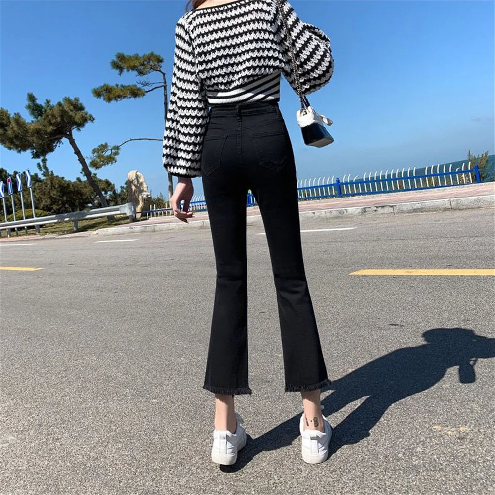 Черные расклешенные джинсы с флисовой бахромой на подоле женские эластичные