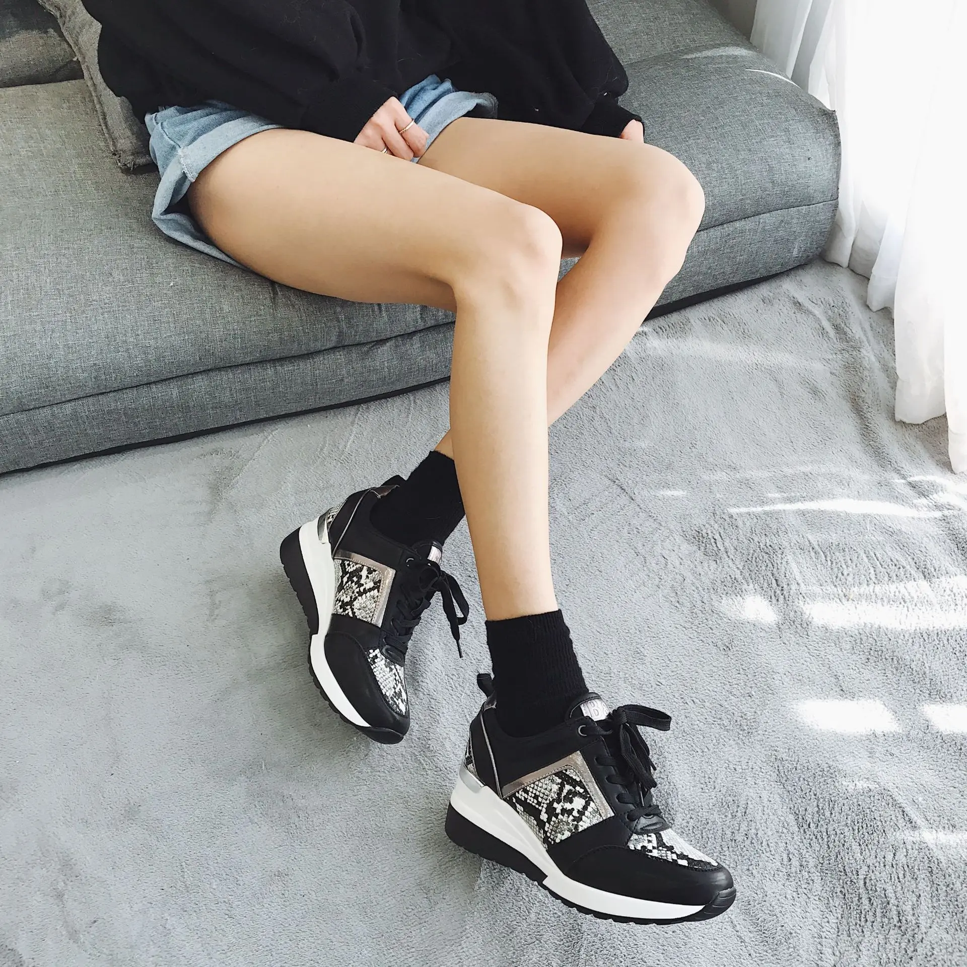 Женская обувь со змеиным узором женские кроссовки с перекрестной шнуровкой для