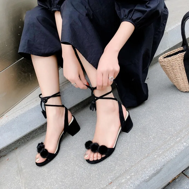 Сандалии женские на высоком каблуке босоножки оверсайз с меховым помпоном