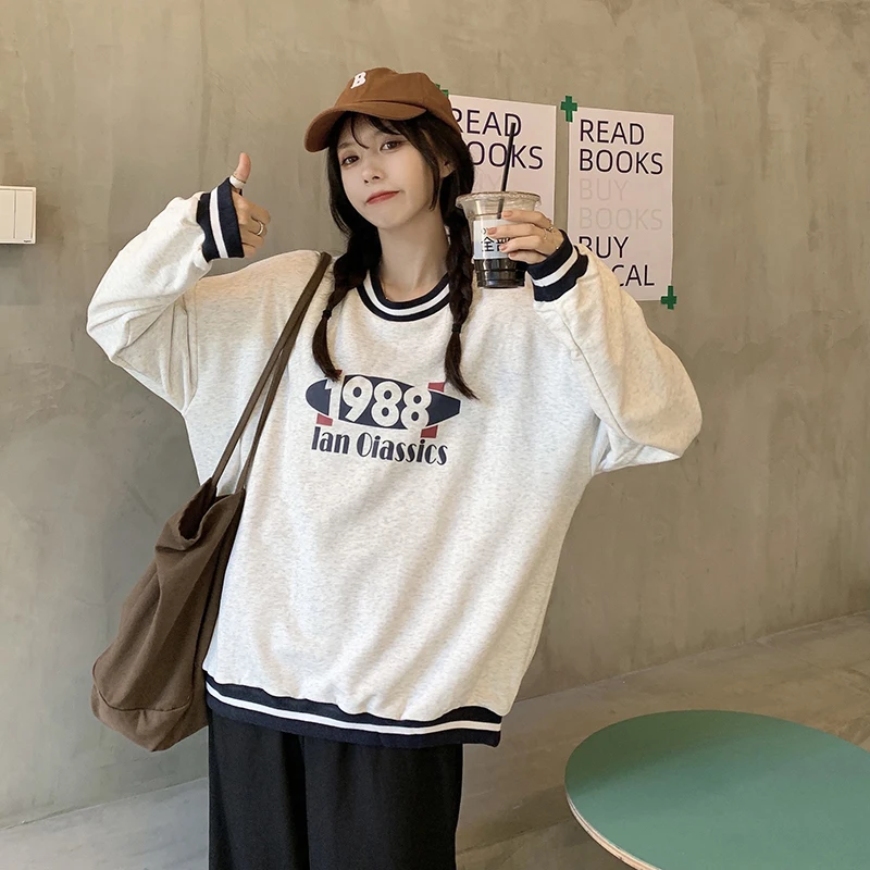 

Свитшот женский свободного покроя с круглым вырезом и надписью