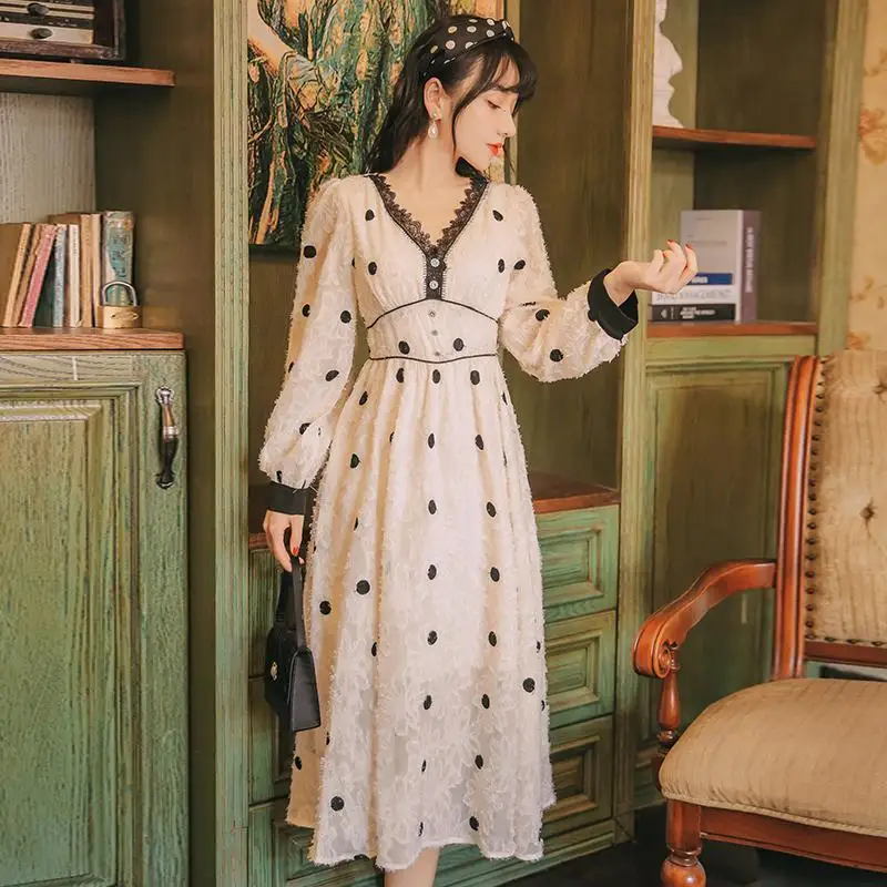 

Korean 2021 Autumn Vintage Dress Women French Elegant Retro Evening Party Dress Female Puffer Sleeve Lace V-Neck One-Piece Dress