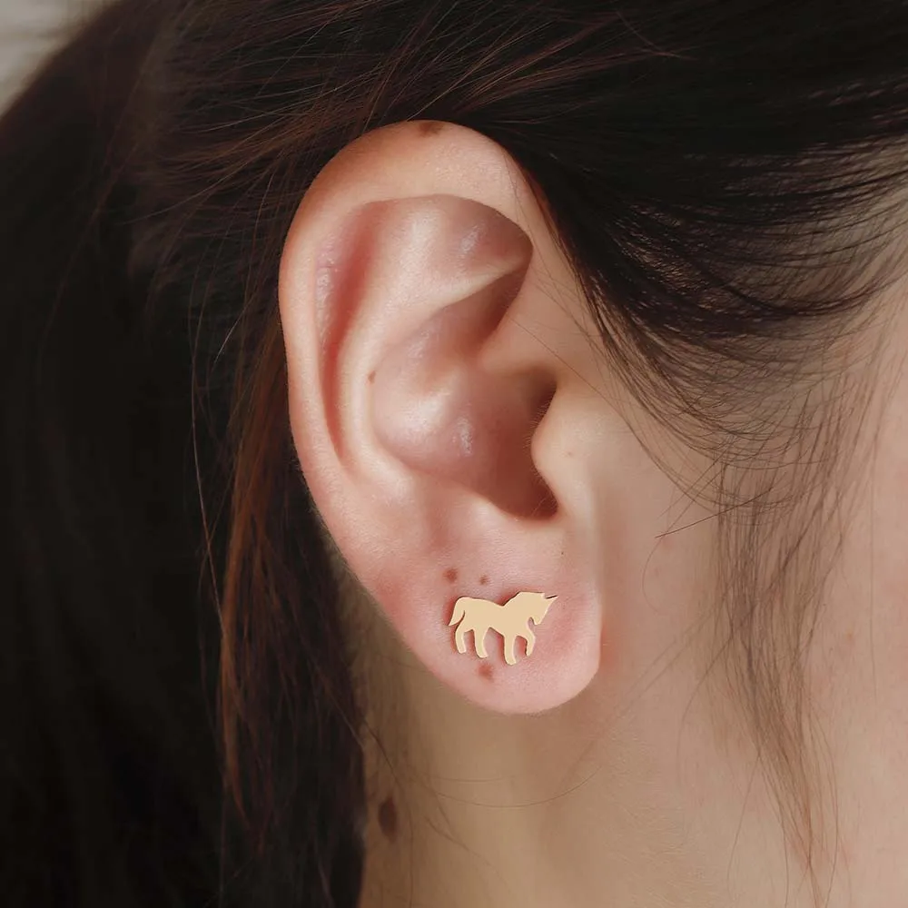 Серьги-гвоздики Kinitial золотистого цвета с изображением сказочного единорога для