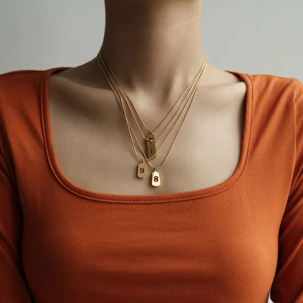 Цепочка-чокер золотистая с подвеской в виде букв и цифр | Украшения аксессуары