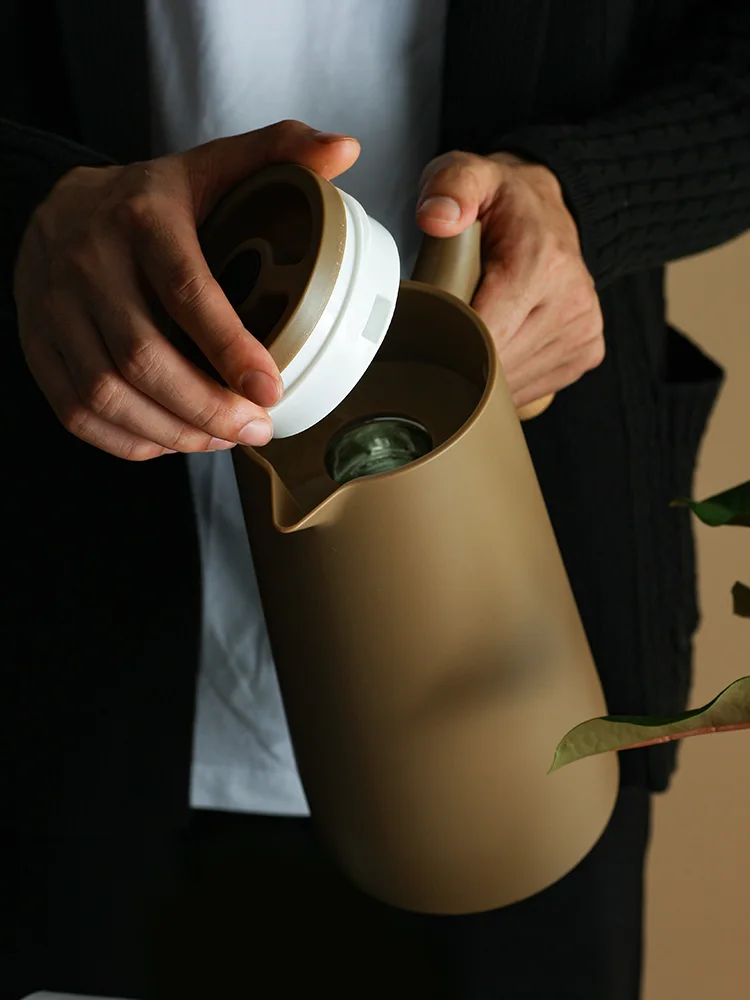 Стеклянная подкладка без грязи деревянная ручка прессования бутылки горячей