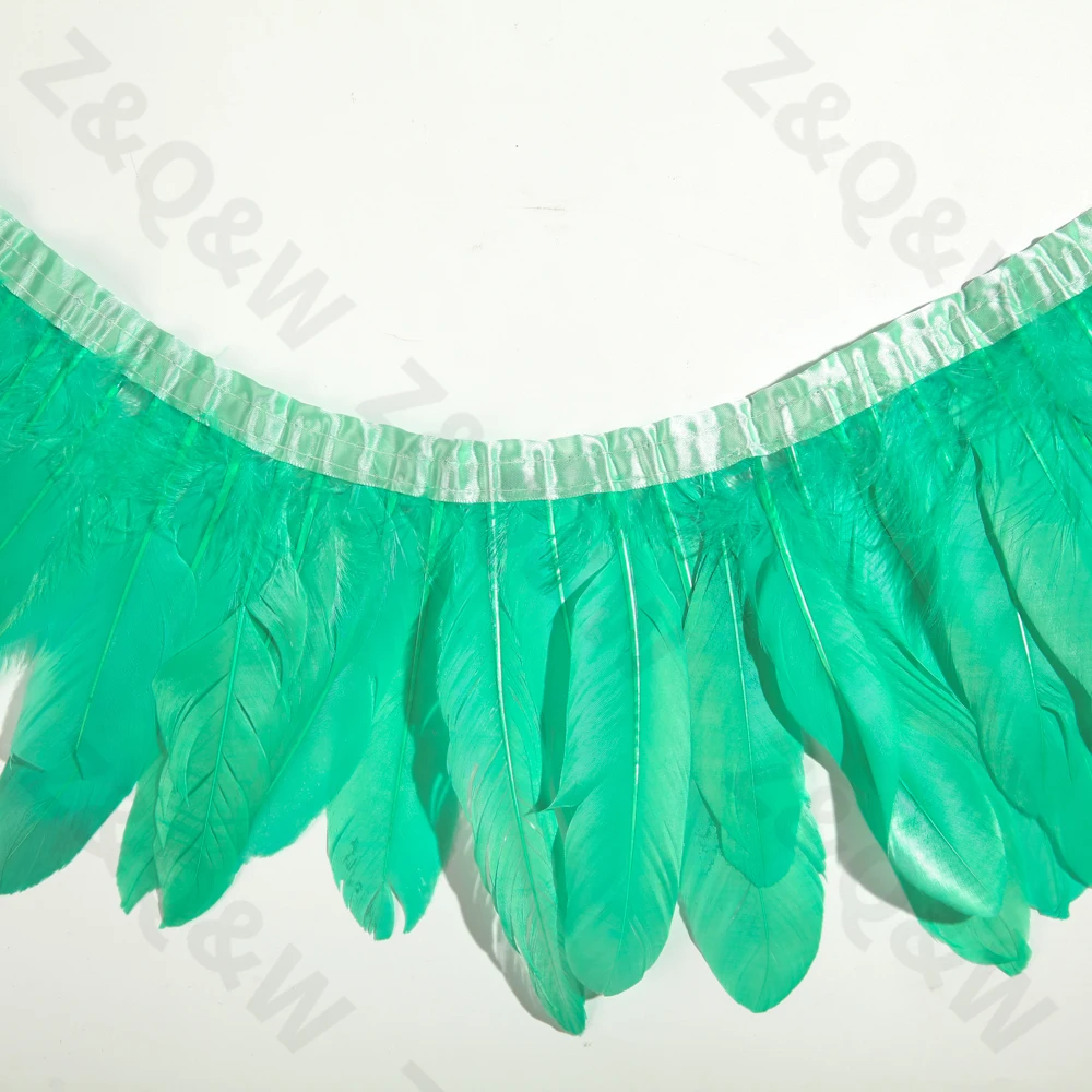 Гусиное перо окрашенная в книге лотоса зеленого цвета для того чтобы сделать 2