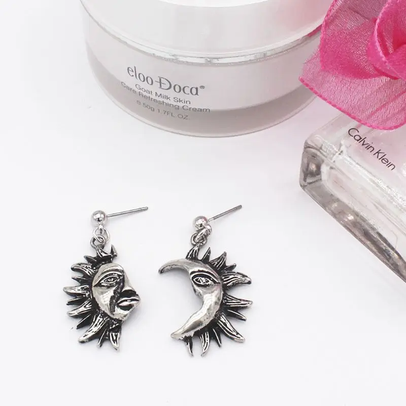 

Lover Magnetic Vintage Celestial Sun and Moon Face Stud Earrings Fashion Jewelry G2AF